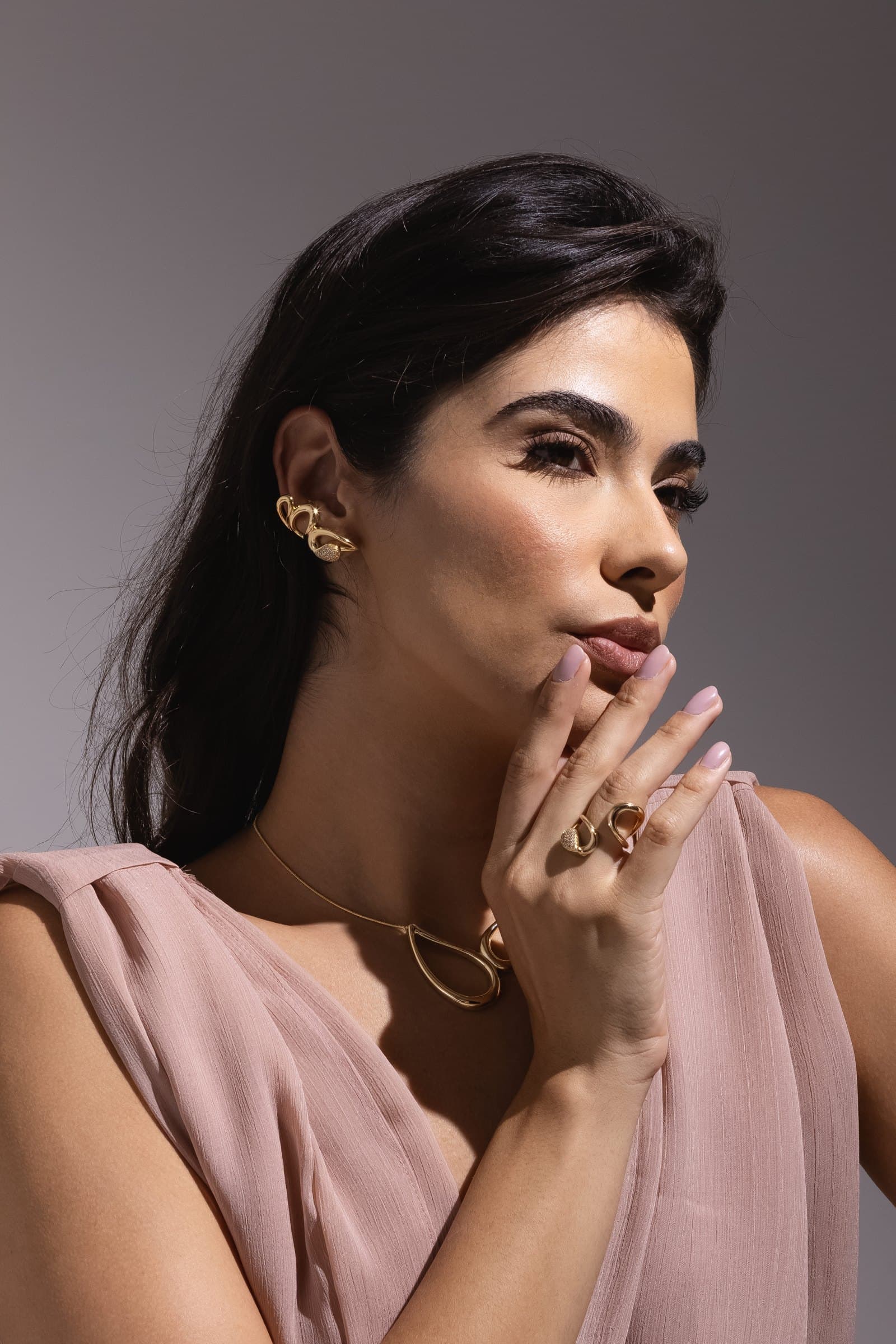 Modelo com anéis e colar FGF
